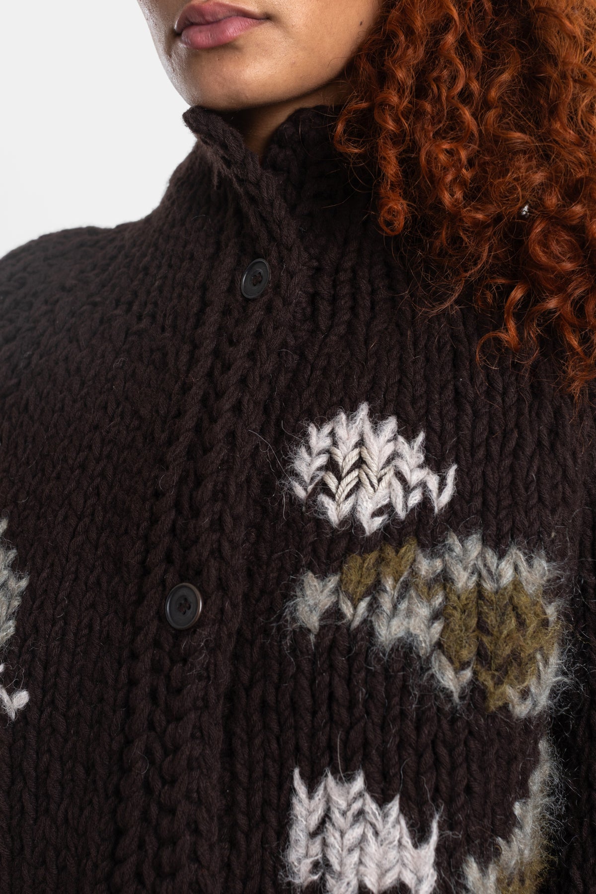 Casey Casey cardigan Flora col boutonné grosse maille, détail intarsia crème et kaki sur fond laine marron foncé