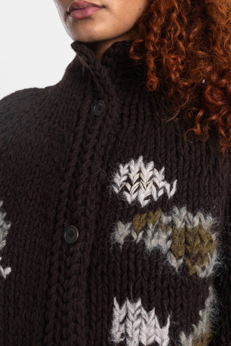Casey Casey cardigan Flora col boutonné grosse maille, détail intarsia crème et kaki sur fond laine marron foncé