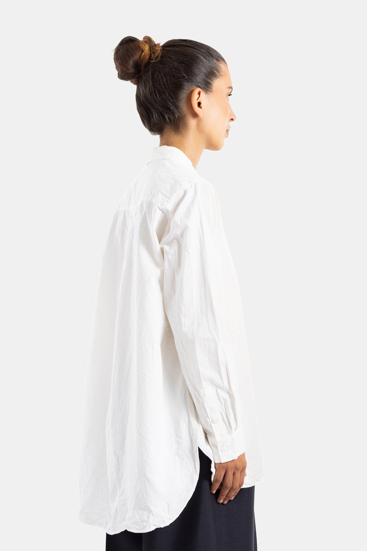 Casey Casey chemise Clothilde dos épaules structurées coton froissé blanc chignon naturel vue trois quarts