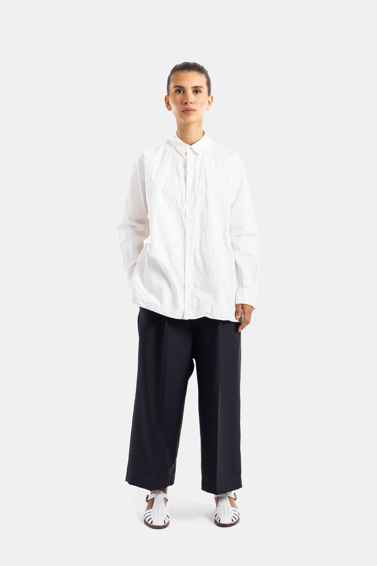 Casey Casey chemise Clothilde portée avec pantalon marine large, coton blanc froissé effet naturel, look minimaliste femme