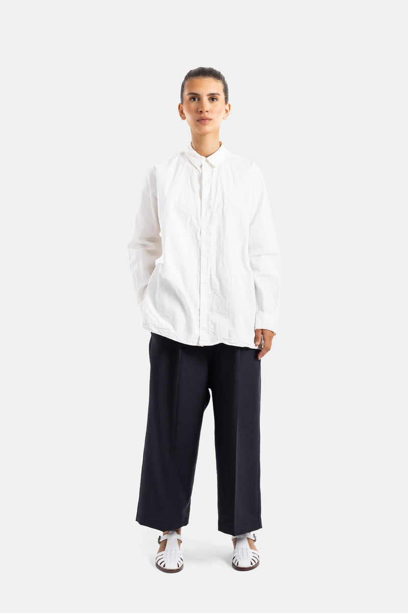 Casey Casey chemise Clothilde portée avec pantalon marine large, coton blanc froissé effet naturel, look minimaliste femme
