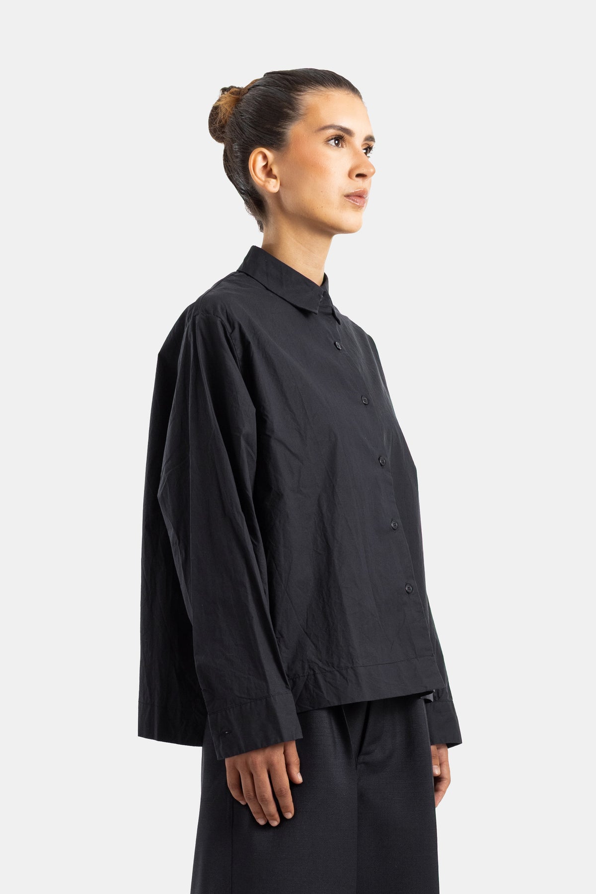 Casey Casey chemise Biggy profil côté boutonnage tonal coton froissé noir silhouette ample femme