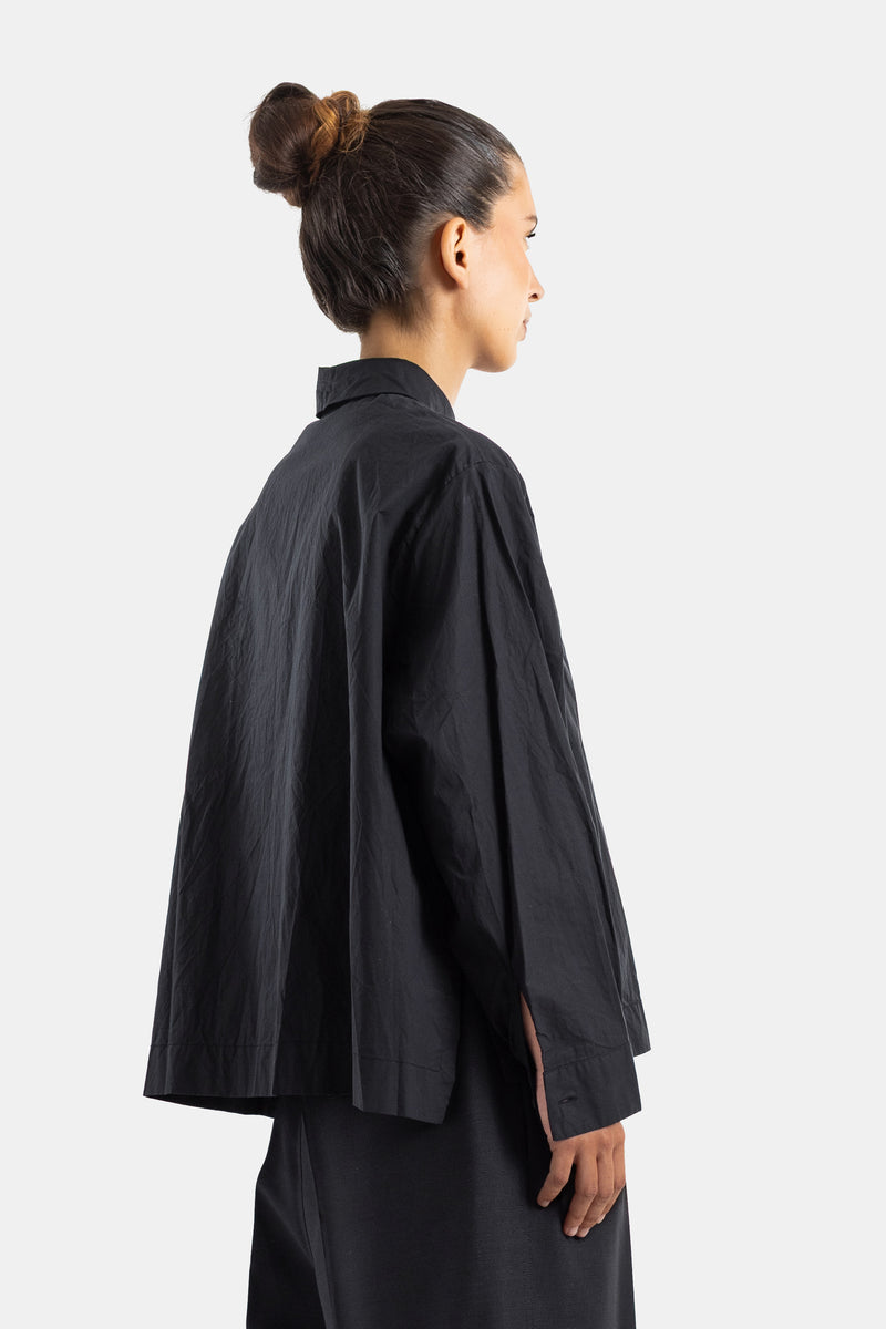 Casey Casey chemise Biggy dos trois quarts volume cape coton froissé noir chignon femme
