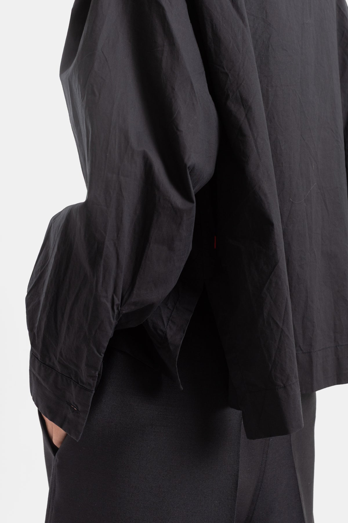 Casey Casey chemise Biggy détail manche évasée tombante tissu coton froissé noir texture froissée poignet large femme