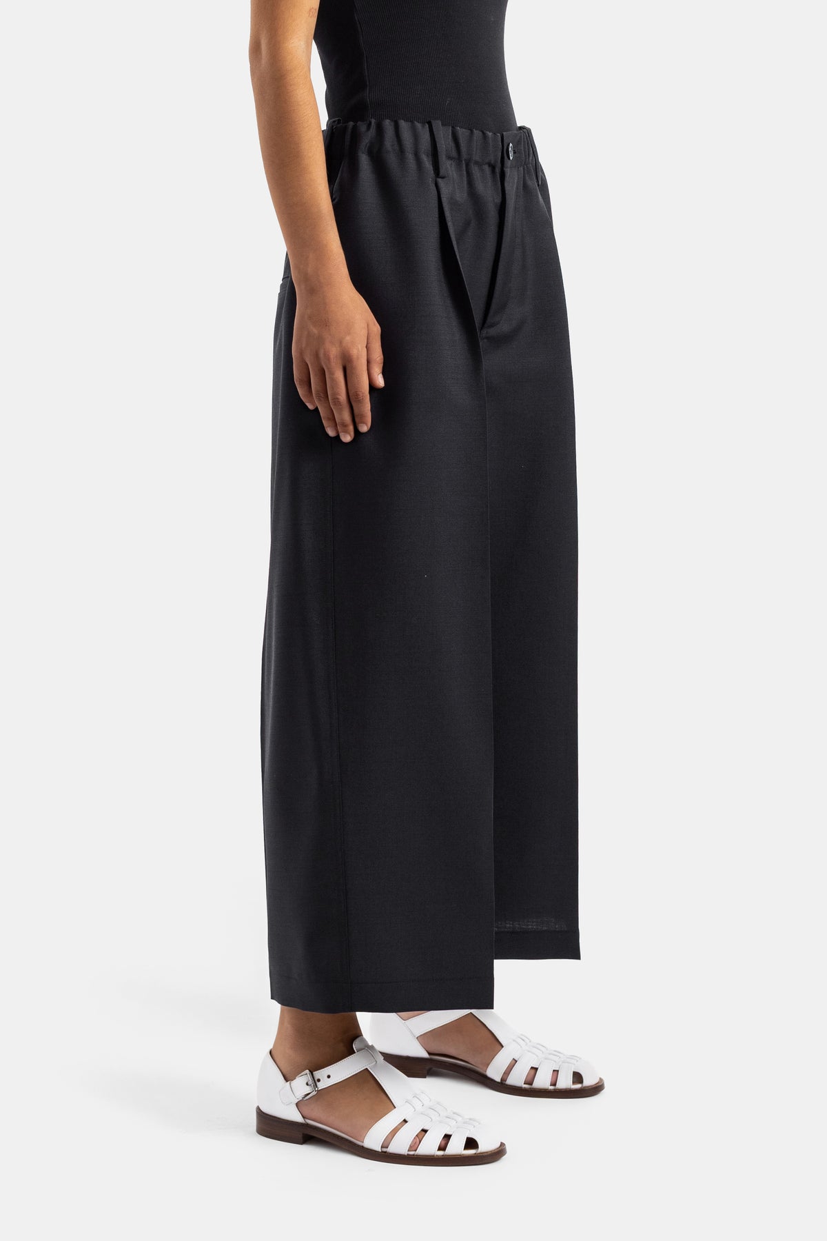 Sofie d'Hoore pantalon Pegged femme vue de profil longueur cheville avec sandales blanches