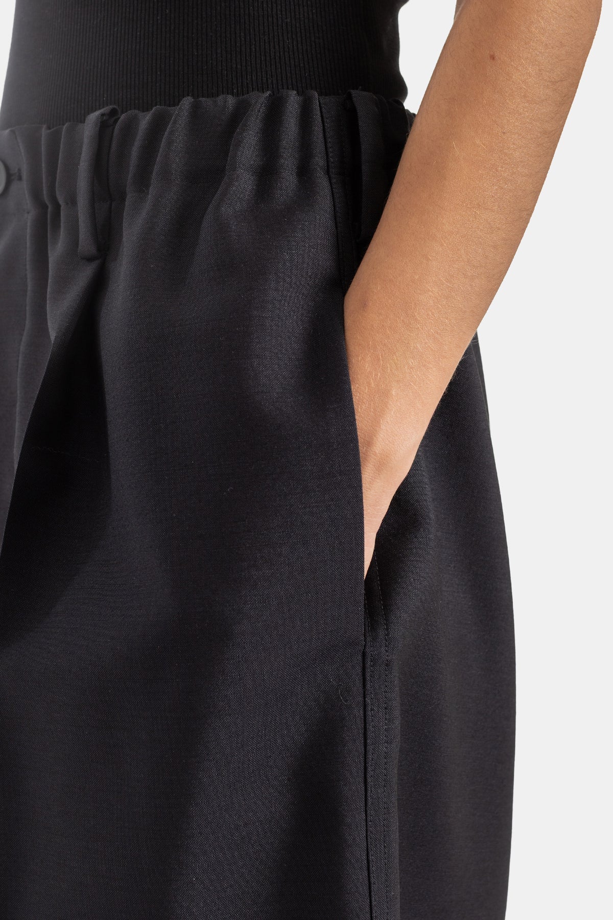 Sofie d'Hoore pantalon Pegged détail poche latérale et ceinture élastiquée tissu fluide anthracite