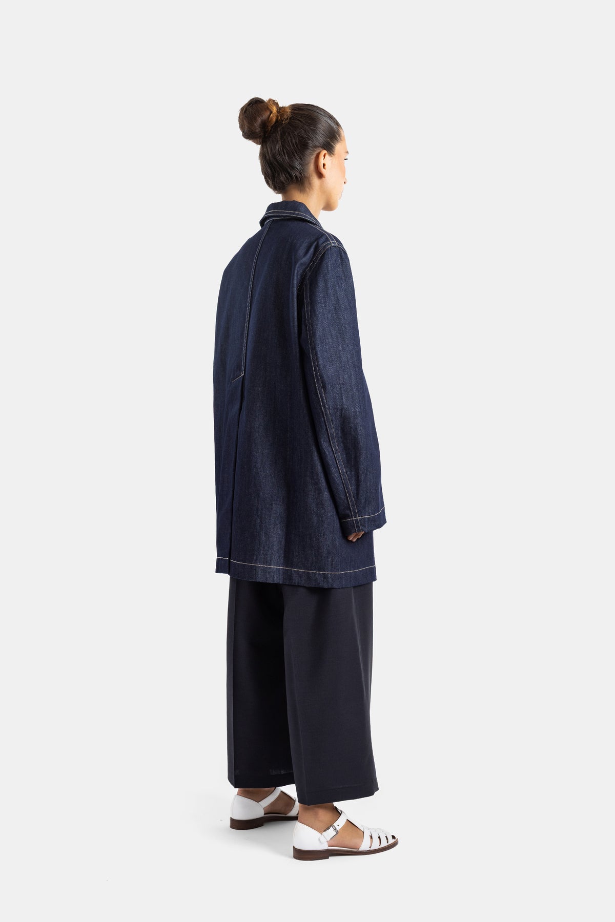Sofie d'Hoore manteau denim dos vue trois quarts surpiqûres blanches contrastées coupe ample femme