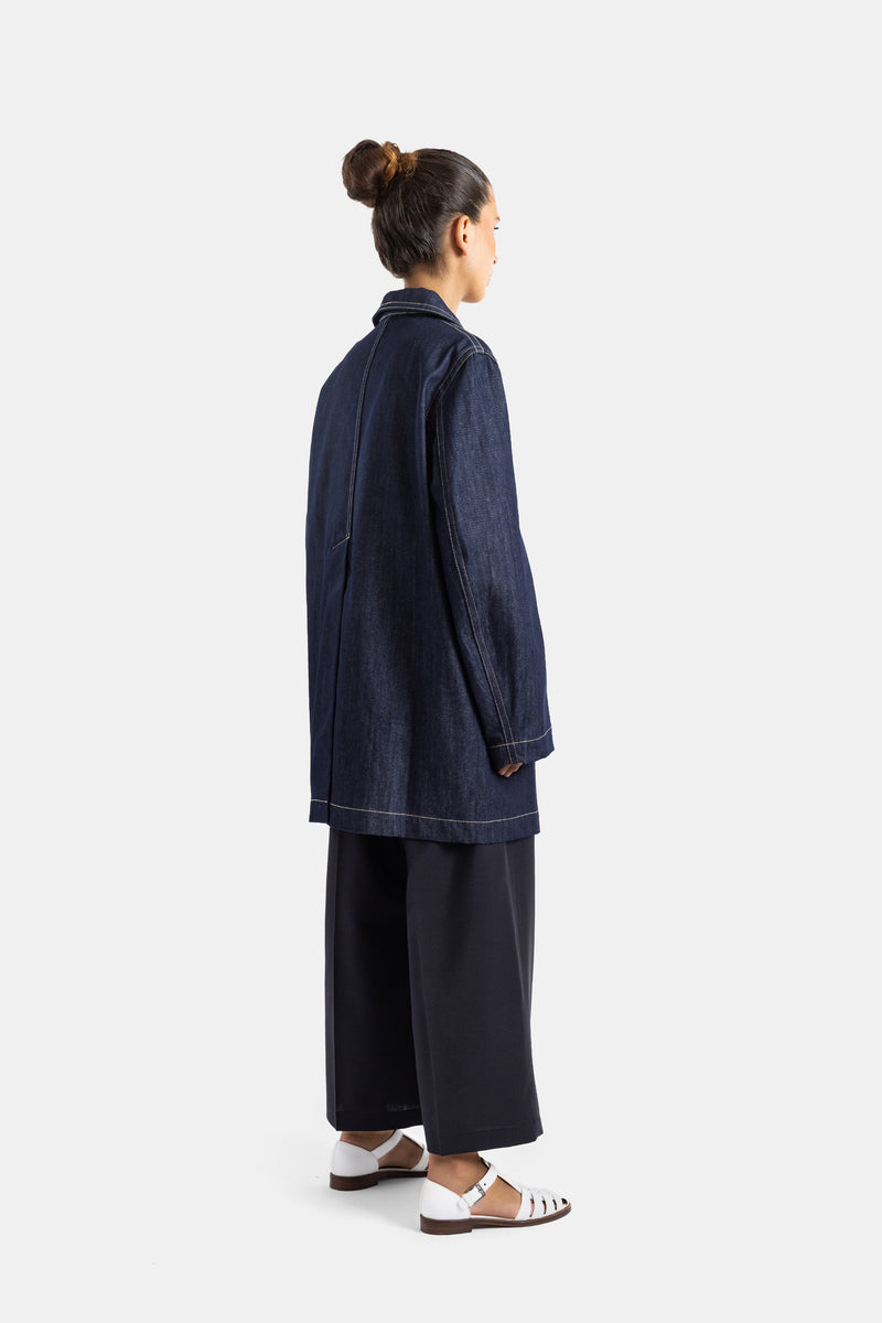 Sofie d'Hoore manteau denim dos vue trois quarts surpiqûres blanches contrastées coupe ample femme