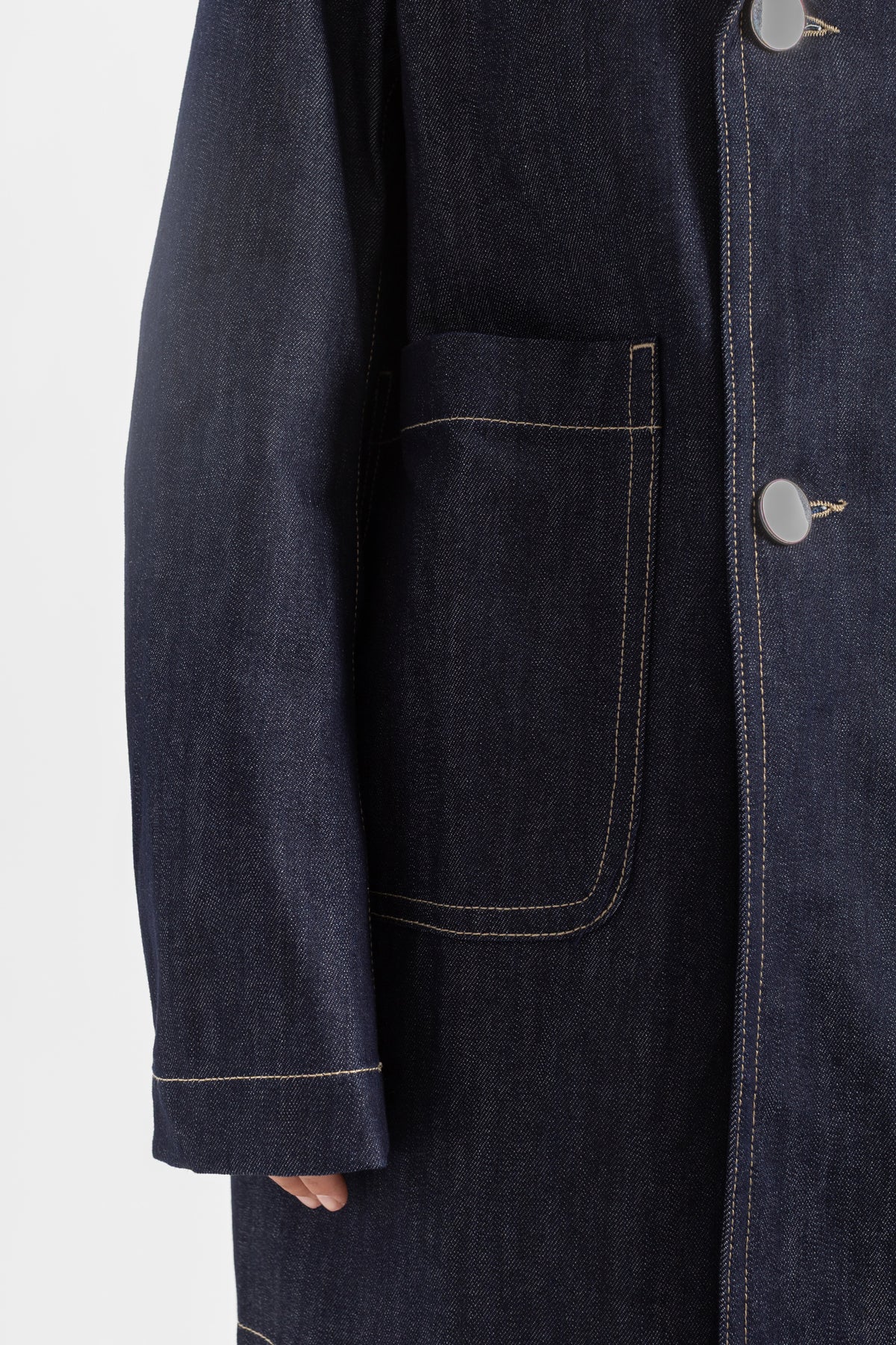 Sofie d'Hoore caban denim poche plaquée surpiqûres fil écru manche longue boutonnage argenté zoom détail femme