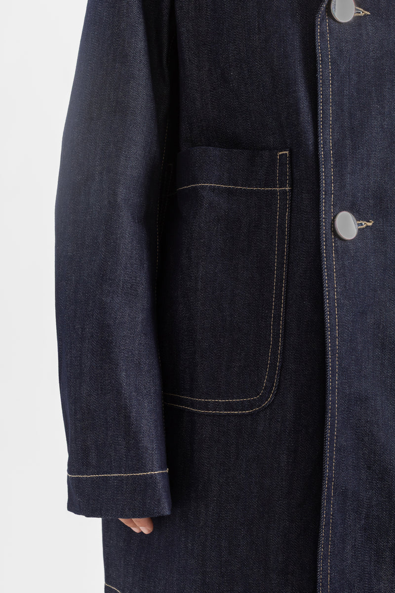 Sofie d'Hoore caban denim poche plaquée surpiqûres fil écru manche longue boutonnage argenté zoom détail femme