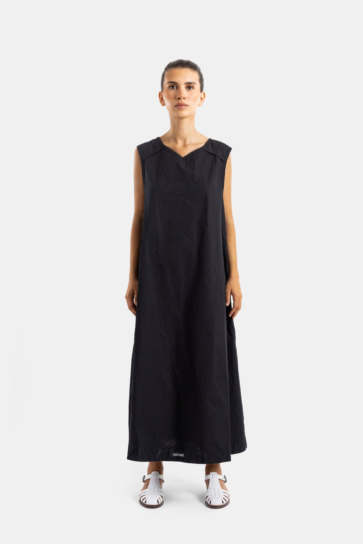 Casey Casey robe tablier longue sans manches col V en coton froissé noir coupe ample oversize