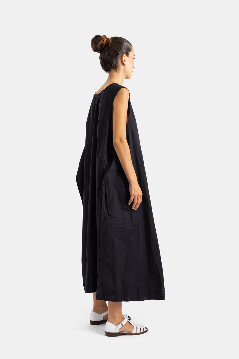 Casey Casey robe tablier longue noire coton froissé vue trois quarts dos, tombé ample fluide et chignon