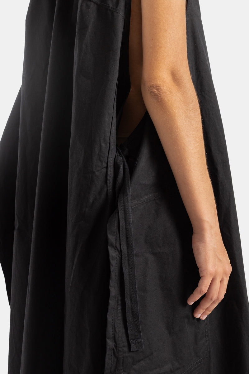 Casey Casey robe tablier noire détail ceinture nouée à la taille et ouverture latérale sur coton froissé
