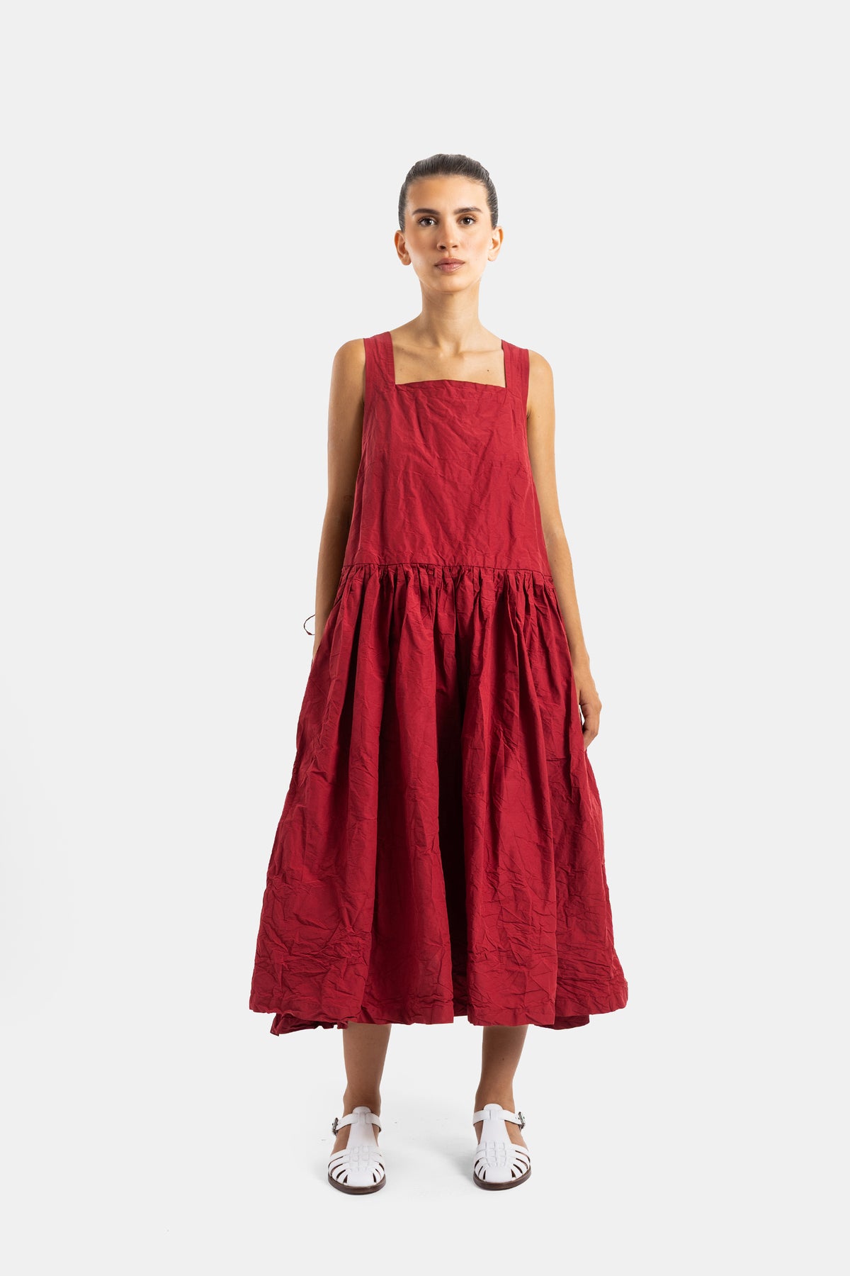 Casey Casey robe Nina coton froissé rouge, silhouette trapèze longue, bretelles larges et tissu plissé structuré