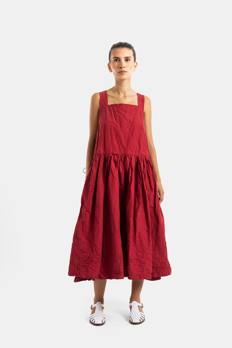 Casey Casey robe Nina coton froissé rouge, silhouette trapèze longue, bretelles larges et tissu plissé structuré