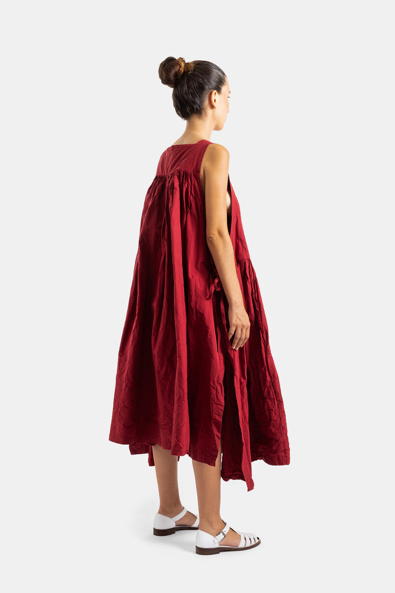 Casey Casey robe Nina rouge dos ouvert, drapé ample en coton froissé et sandales blanches plates