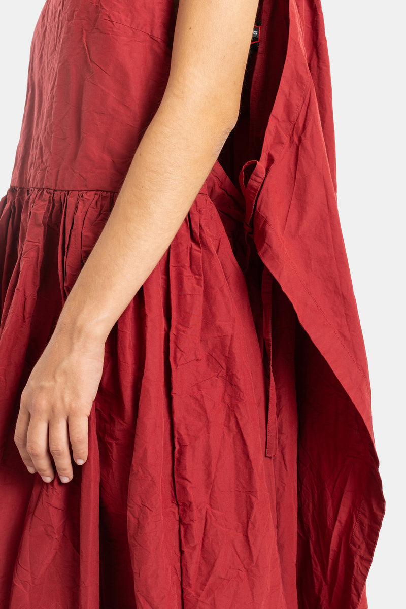 Casey Casey robe Nina rouge détail latéral, tissu coton froissé plissé à la taille et ampleur de la jupe