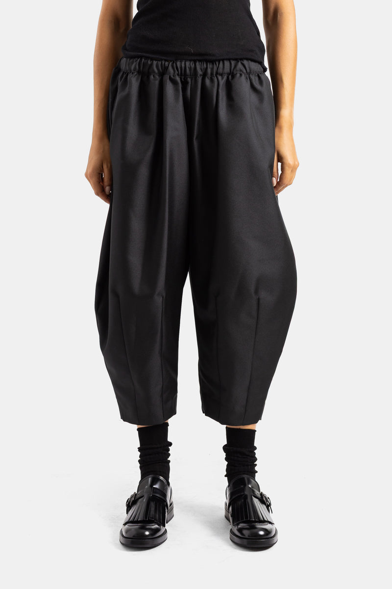 Pantalón sarouel corto negro de Comme des Garçons con silueta voluminosa y cintura elástica fruncida