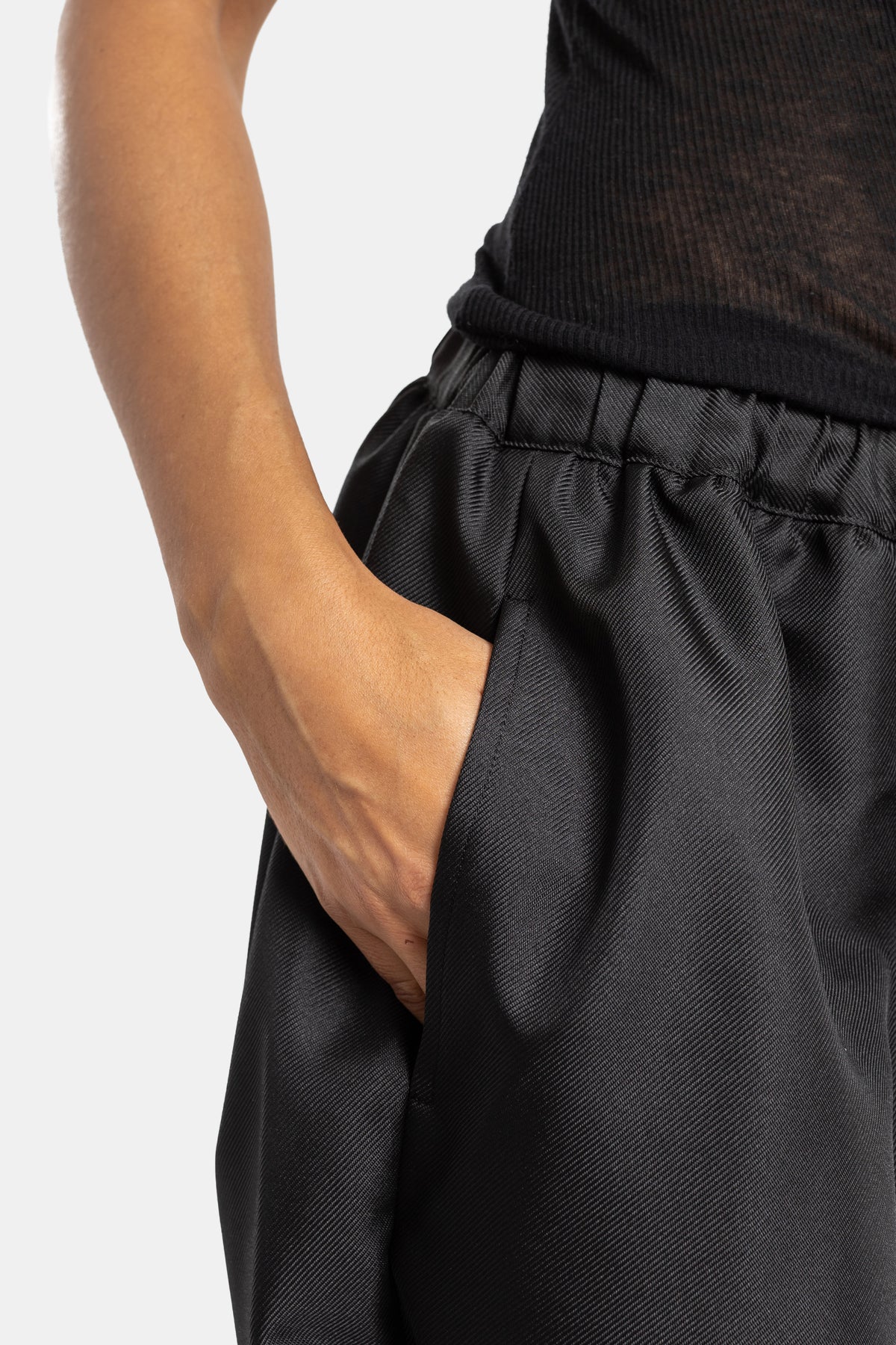 Comme des Garçons sarouel corto negro, zoom bolsillo lateral y cintura elástica fruncida en raso satinado