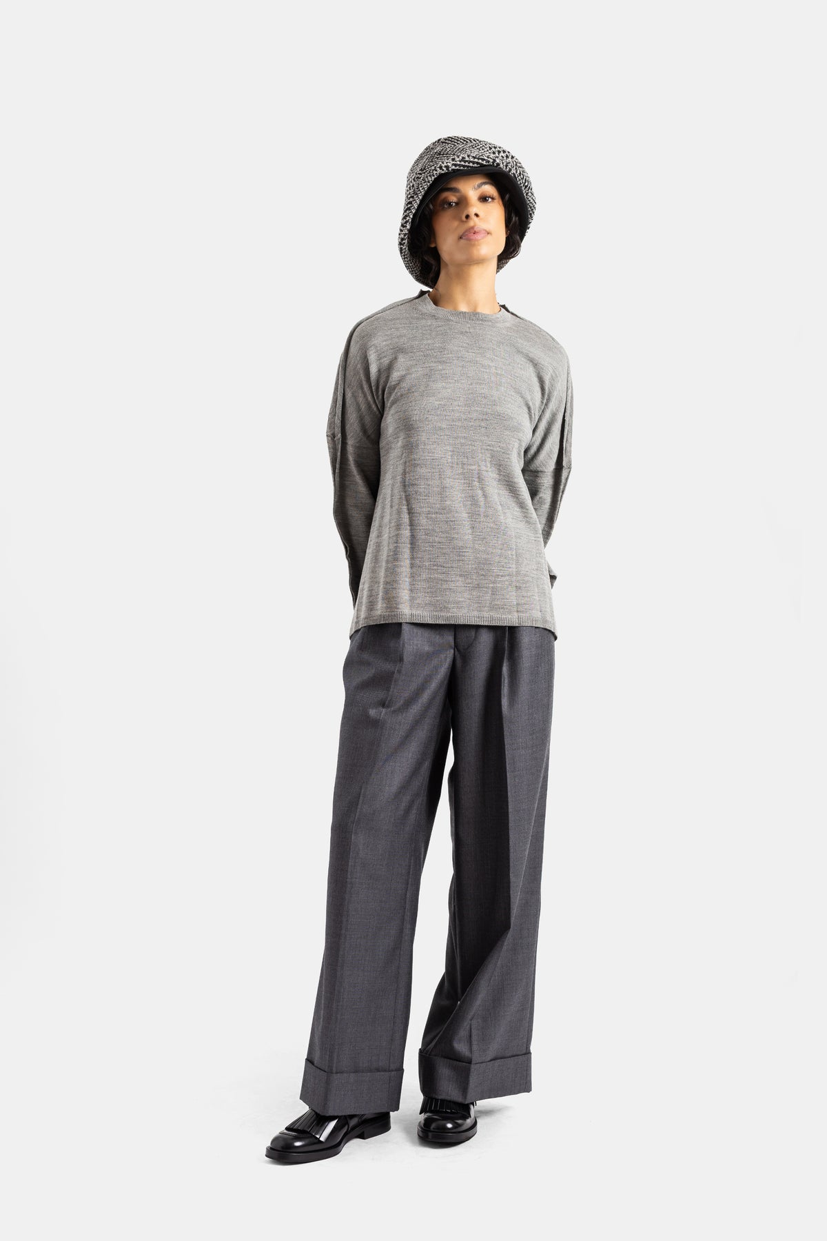 Jersey de lana gris oversize Comme des Garçons llevado con pantalón ancho antracita y sombrero de pescador mujer