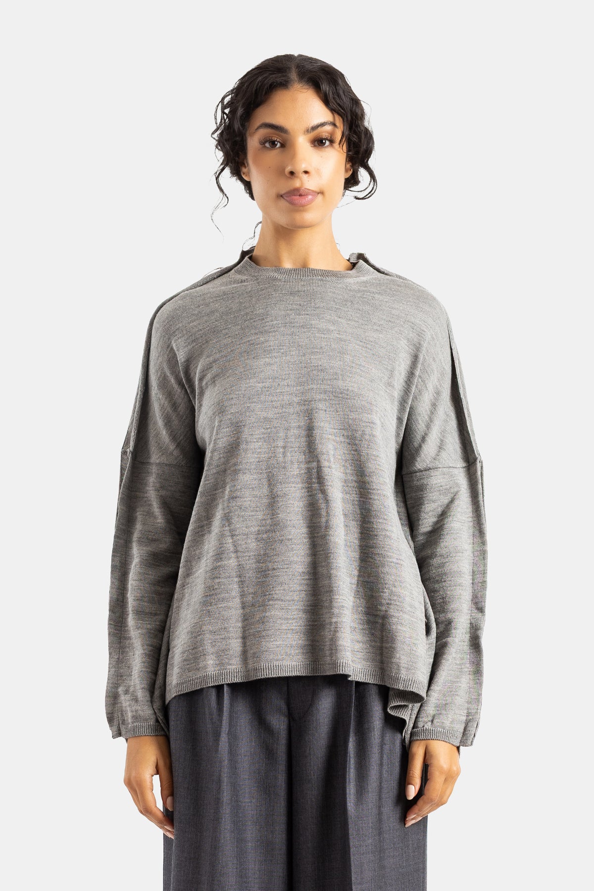 Jersey oversize Comme des Garçons de cuello redondo y manga larga con costuras vistas en lana gris vigoré mujer