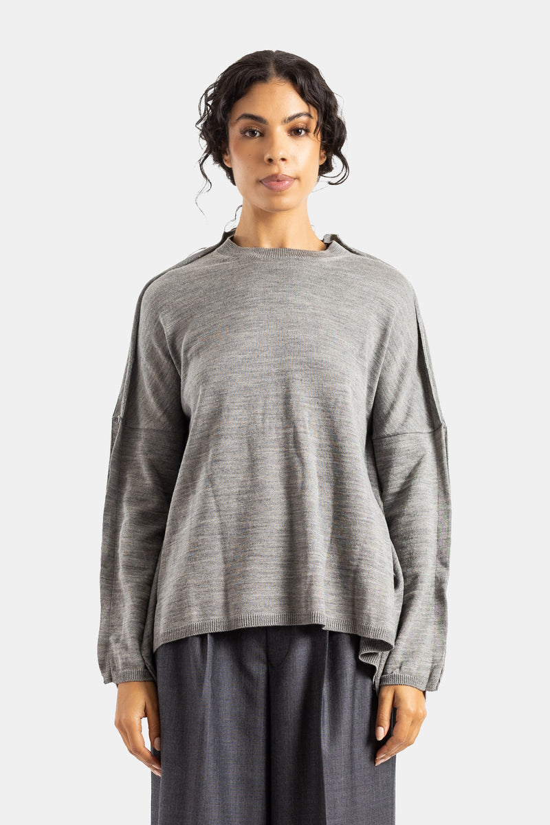 Jersey oversize Comme des Garçons de cuello redondo y manga larga con costuras vistas en lana gris vigoré mujer