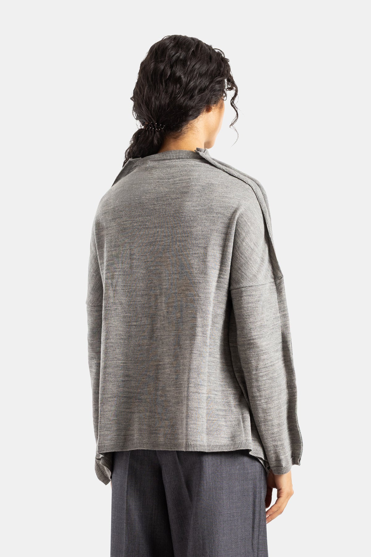 Jersey de lana gris Comme des Garçons visto por detrás de corte amplio con costuras visibles en hombros mujer