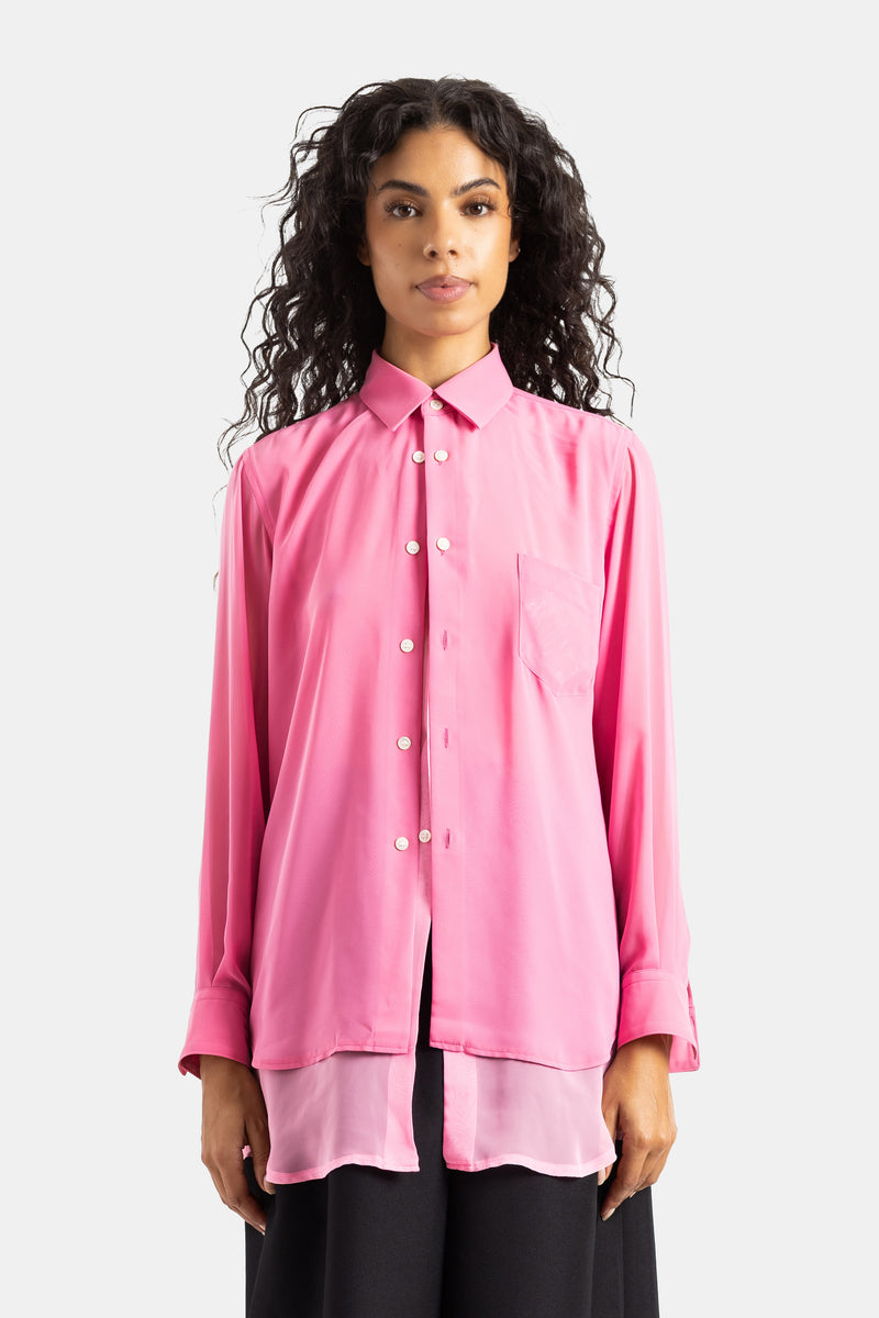 Zweilagiges Comme des Garçons Oversized-Hemd in Rosa aus fließendem Satin und Chiffon mit feinen Perlmuttknöpfen und Kragen.