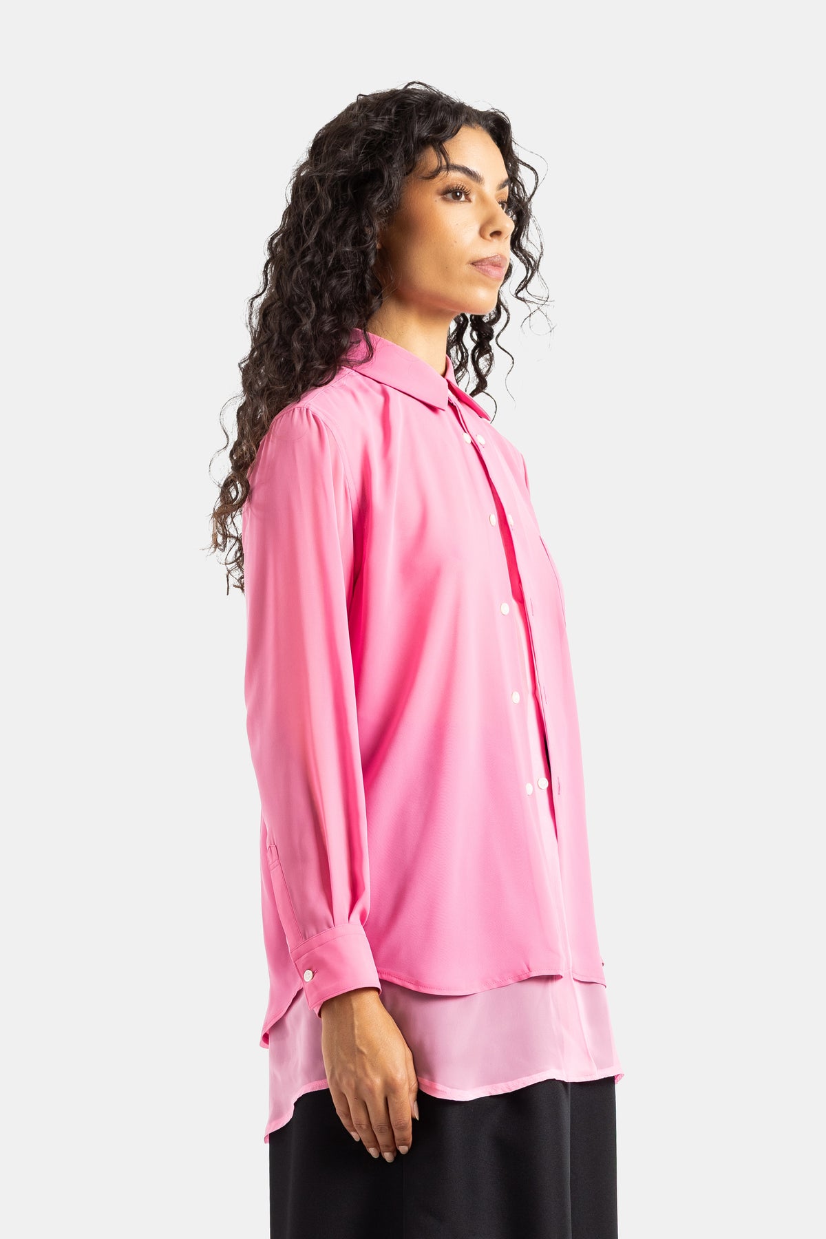 Comme des Garçons blouse rose boutonnée profil femme superposition transparente chiffon poignets nacrés coupe longue