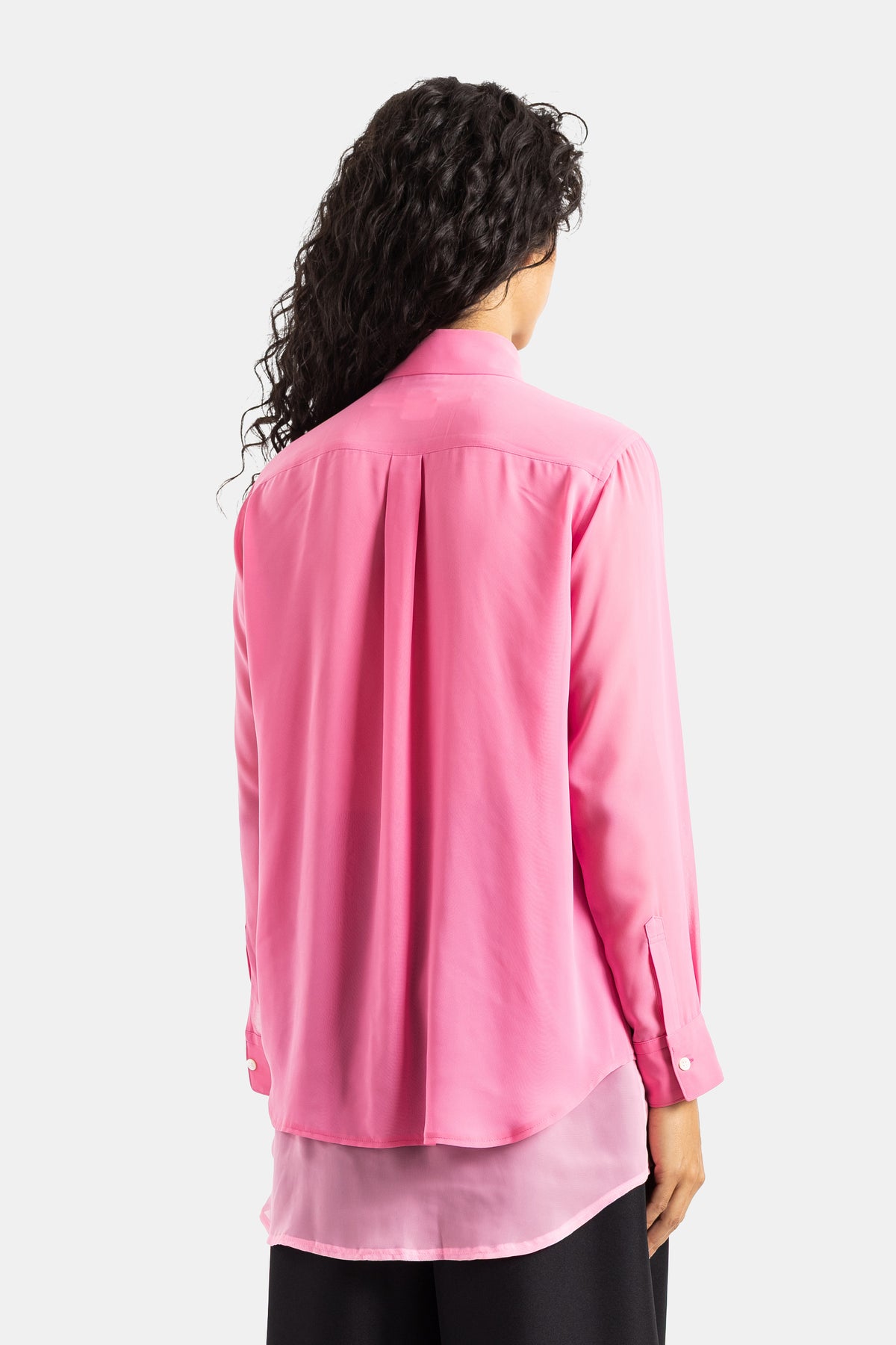 Comme des Garçons chemise dos rose satinée pli central poignets boutonnés sur mannequin cheveux bouclés