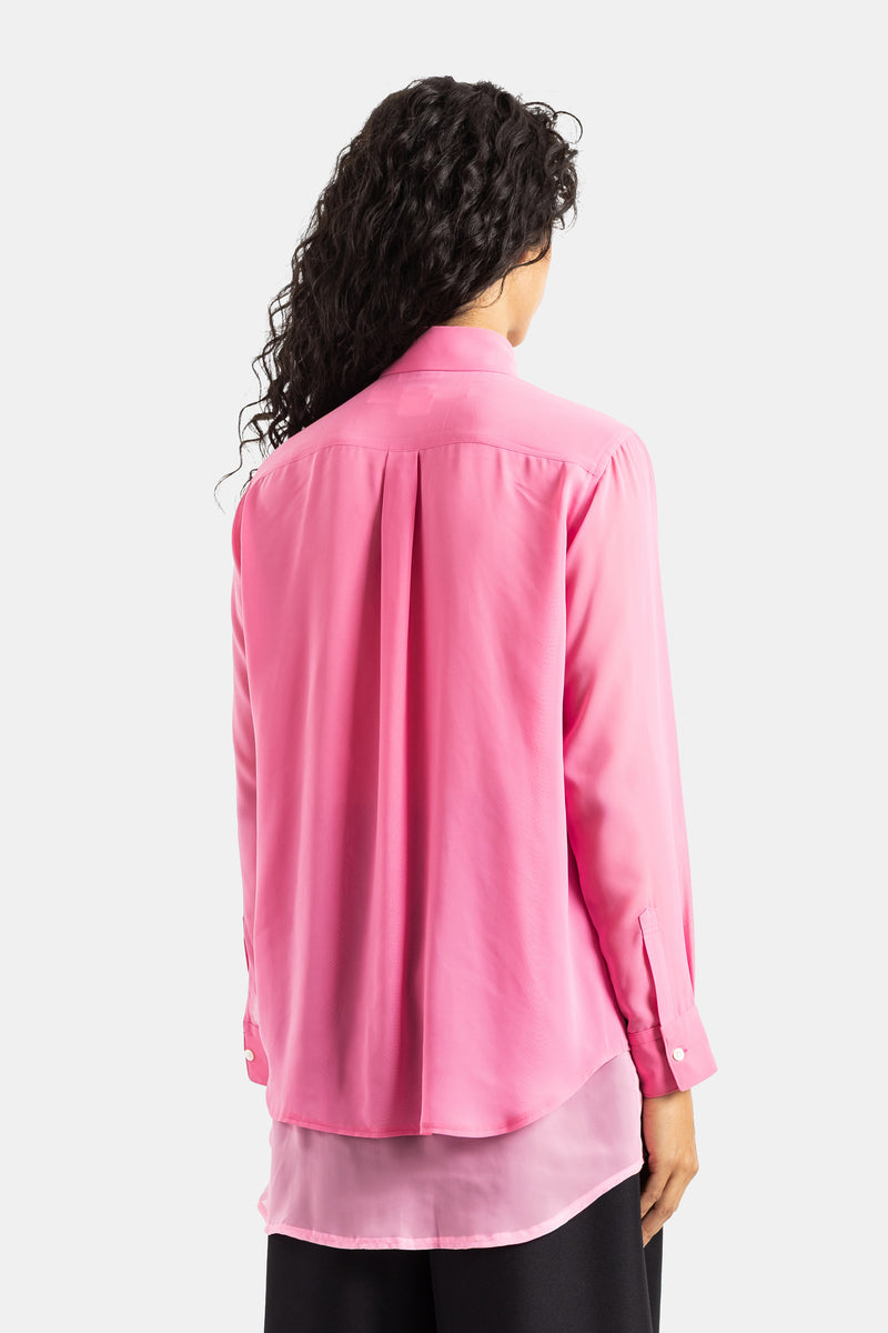 Comme des Garçons chemise dos rose satinée pli central poignets boutonnés sur mannequin cheveux bouclés