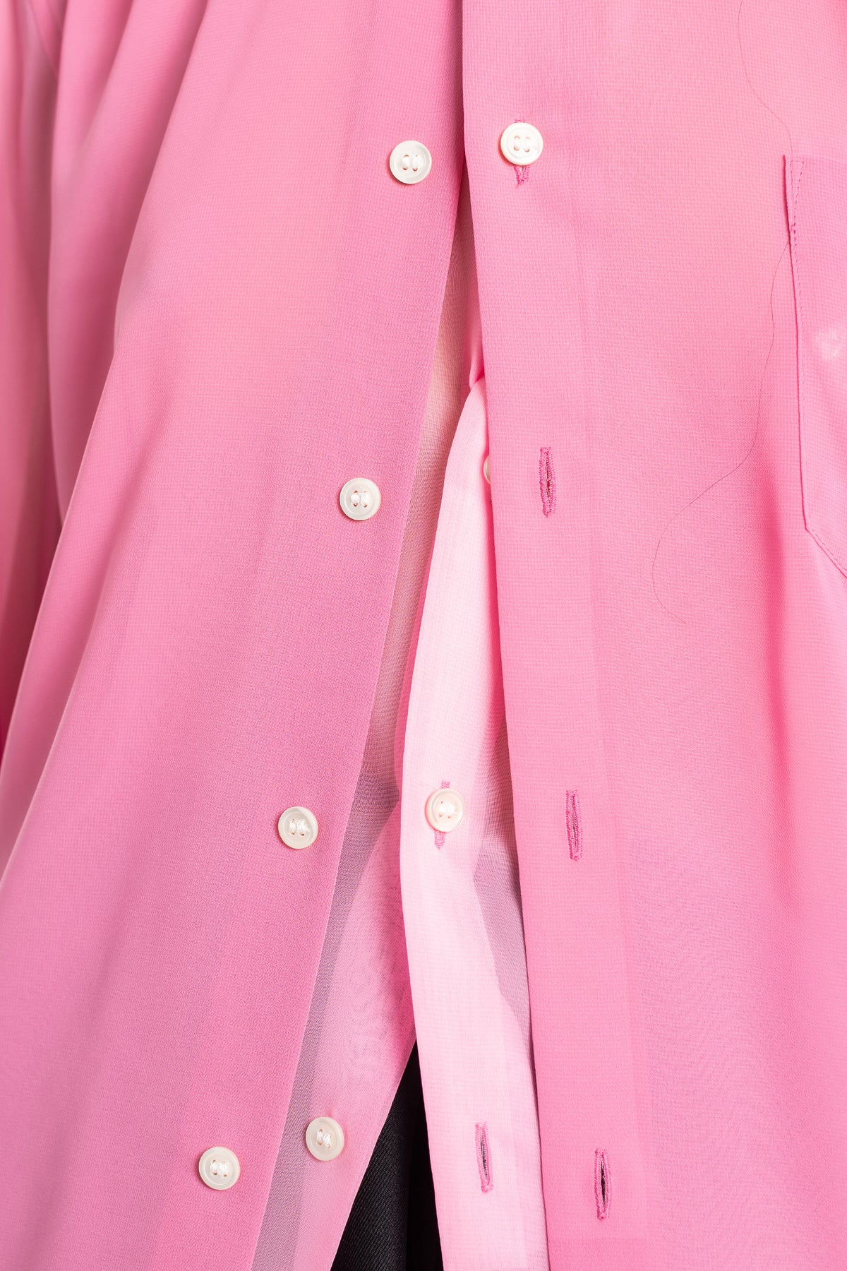Comme des Garçons chemise rose gros plan boutonnière frontale double rangée boutons nacrés poche plaquée tissu structuré