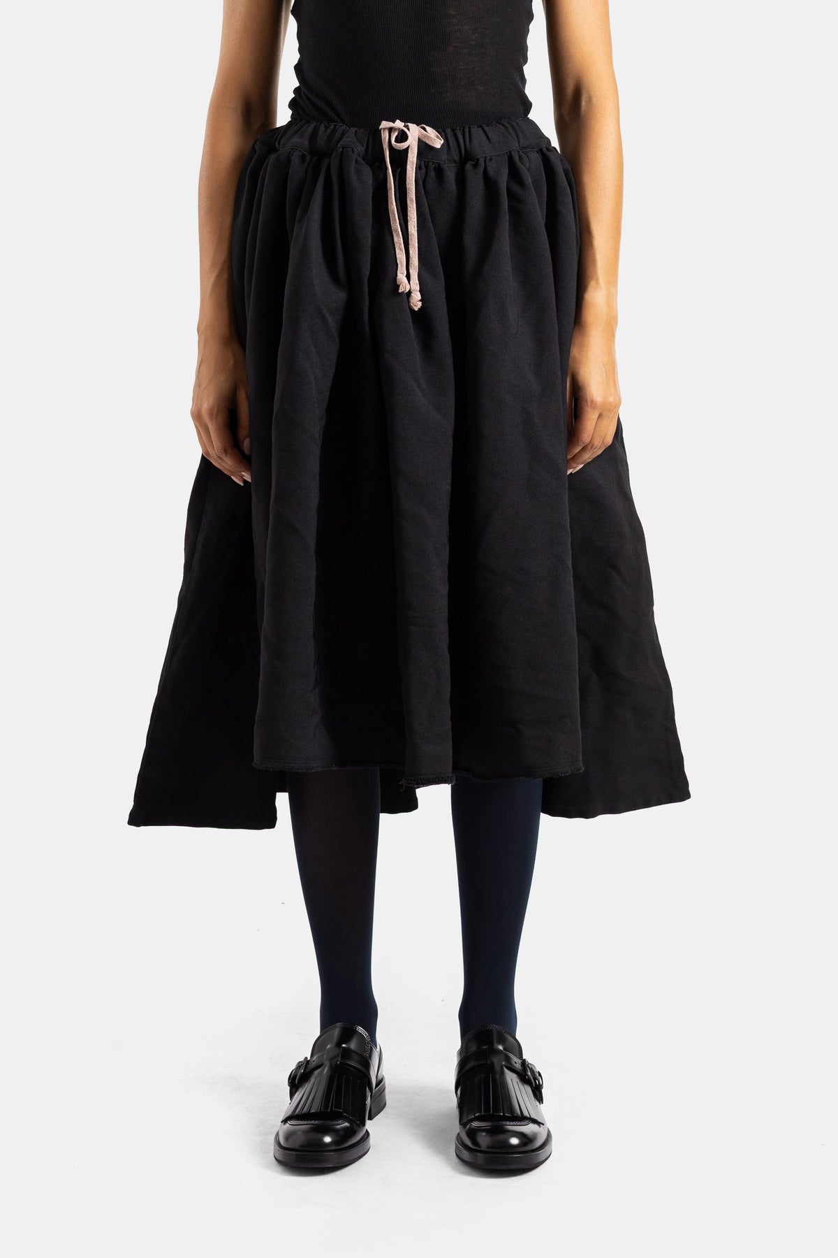 Falda midi voluminosa negra Comme des Garçons, corte acampanado, cordón rosa y algodón mate para mujer.