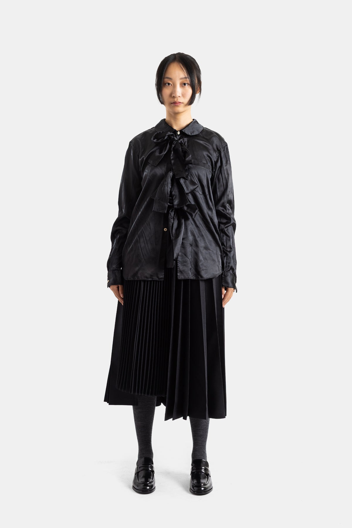 Comme des Garçons jupe midi noire look complet chemise satin froissée et jupe plissée asymétrique portée face