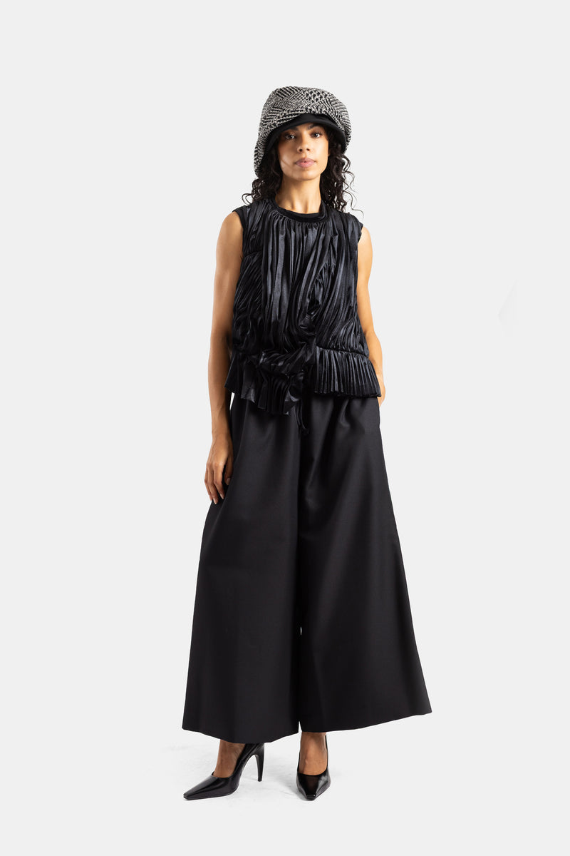 Top de terciopelo plisado negro Comme des Garçons con pantalón ancho y sombrero tipo pescador para mujer