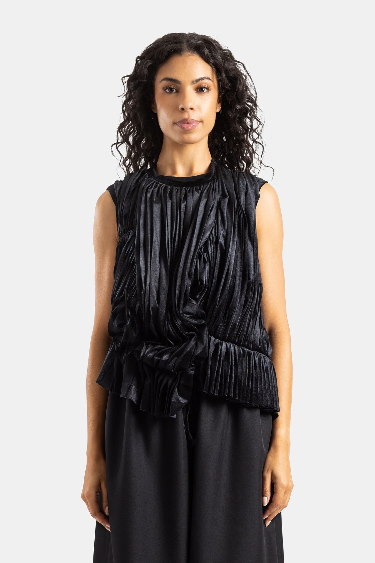 Top sin mangas de terciopelo plisado negro Comme des Garçons con cuello redondo y corte asimétrico de mujer