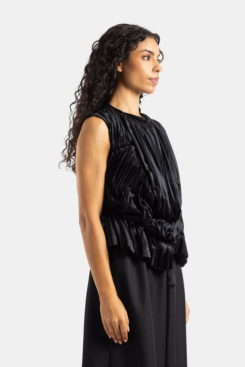 Blusa de terciopelo plisado negro Comme des Garçons de perfil con cinturón de lazo y textura ondulada de mujer