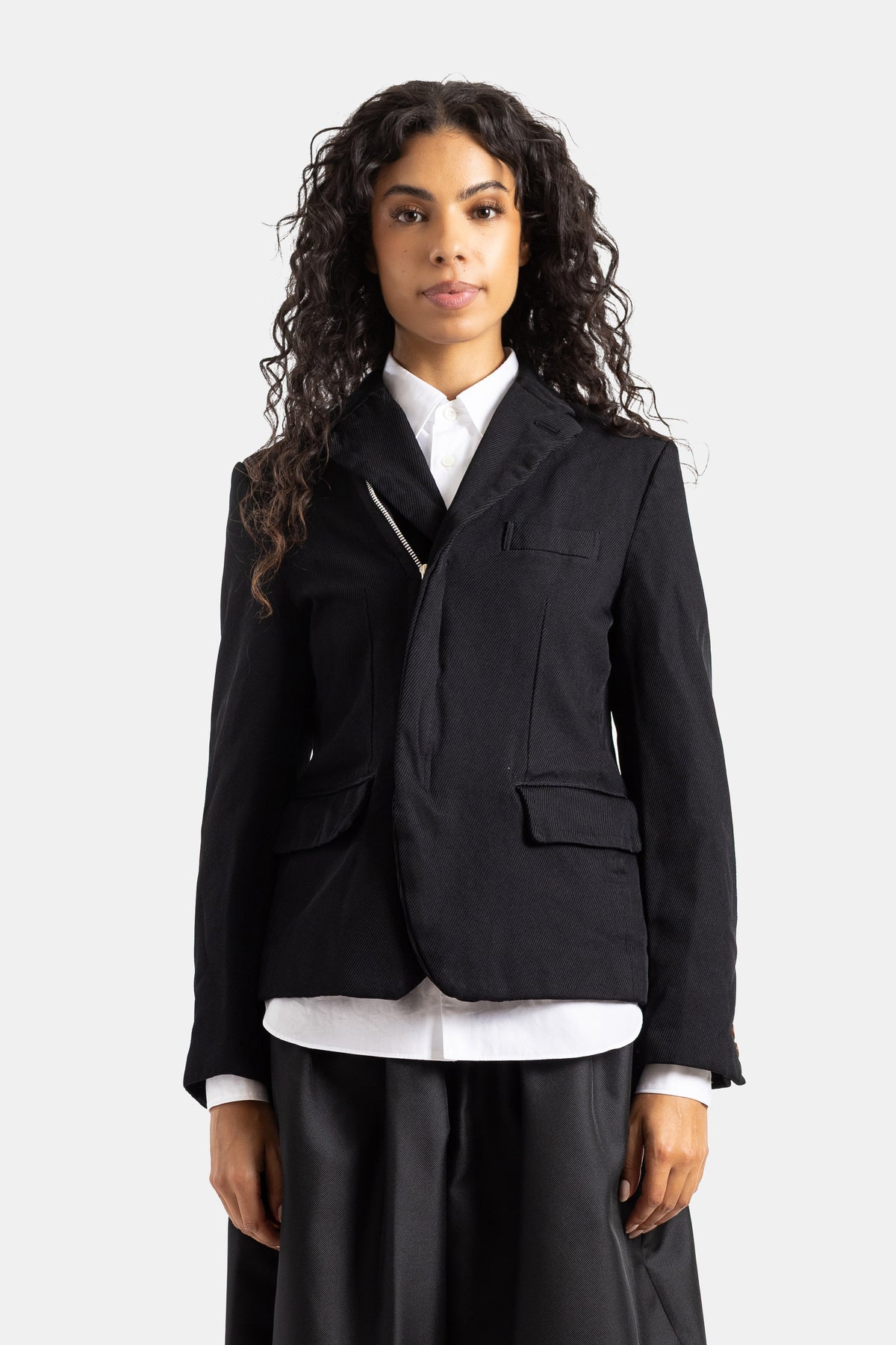 Chaqueta de sastre negra Comme des Garçons con cremallera asimétrica, sarga estructurada y bolsillos