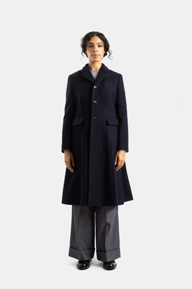 Abrigo largo acampanado Comme des Garçons para mujer en lana azul marino con solapa muescada y corte saco.