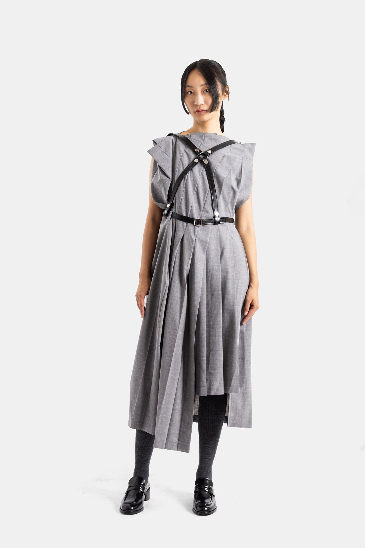 Junya Watanabe robe structurée laine grise à épaulettes plissées et bretelles cuir noir boucle métal