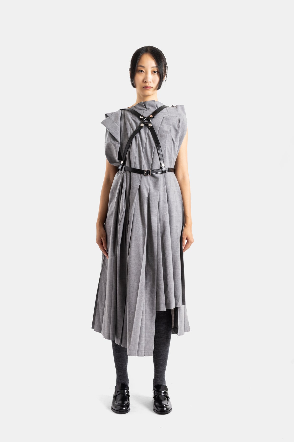 Junya Watanabe robe plissée asymétrique en laine grise avec harnais cuir noir croisé et ceinture