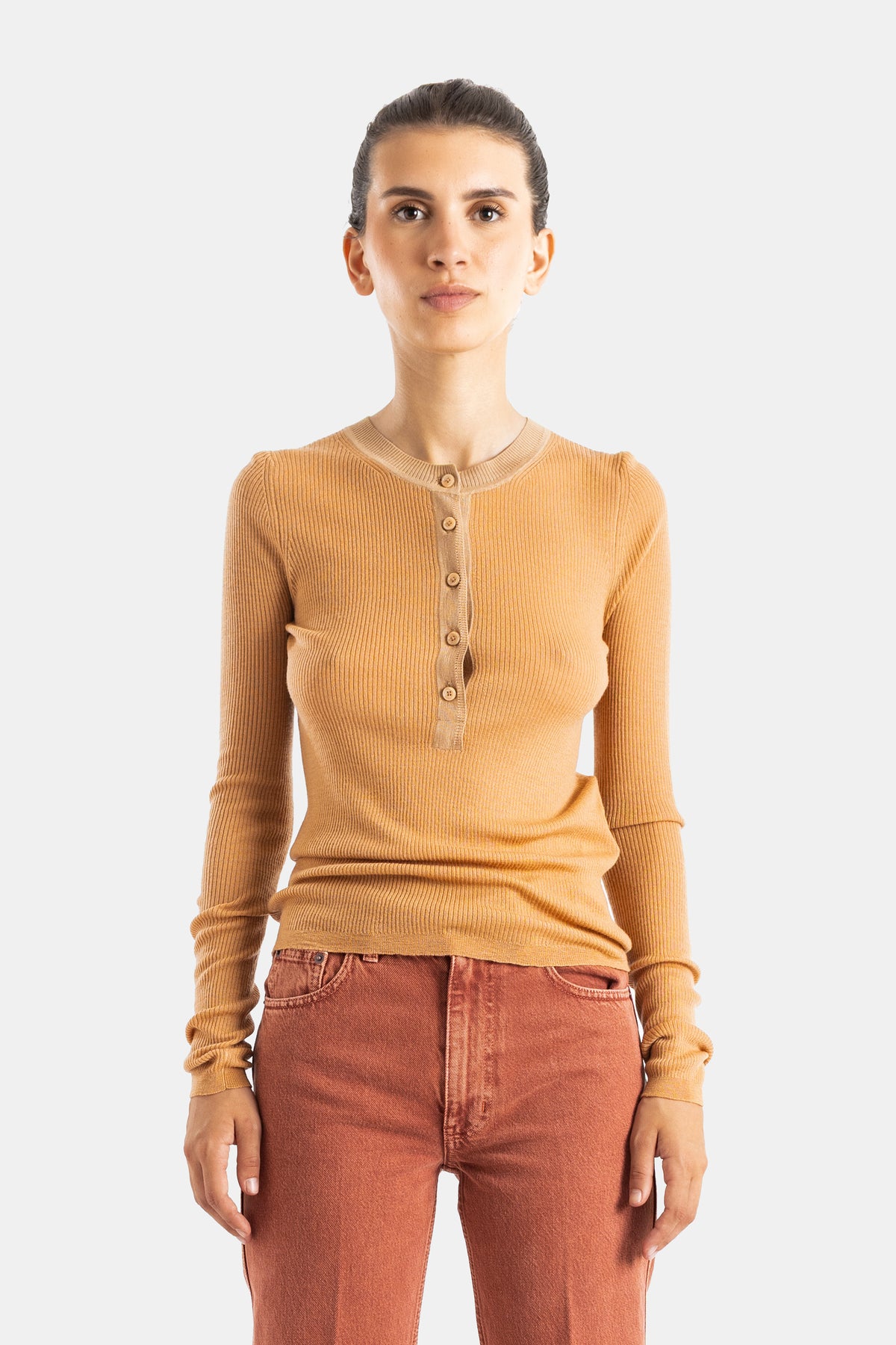 Chloé top Henley manches longues en maille côtelée côtelée ajustée col rond boutons camel doré