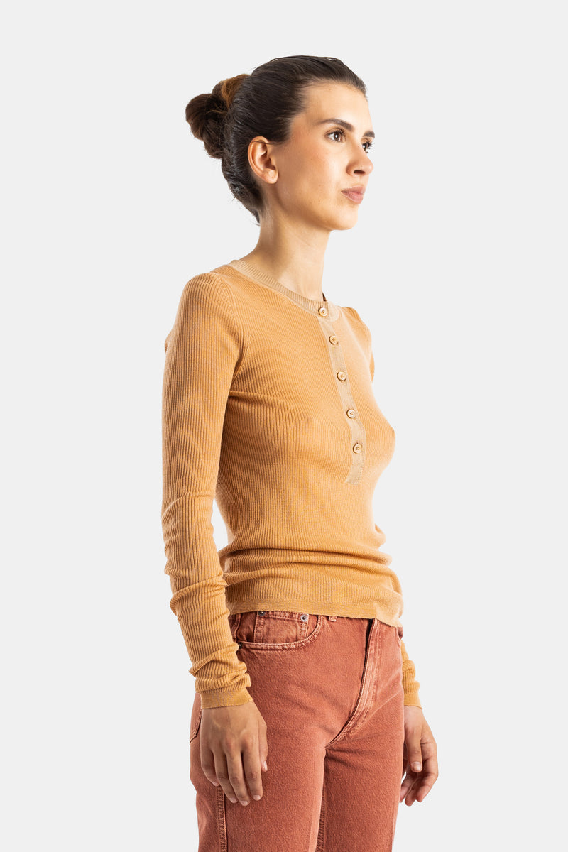 Chloé pull côtelé camel vue de profil coupe ajustée jean terracotta style casual luxe femme