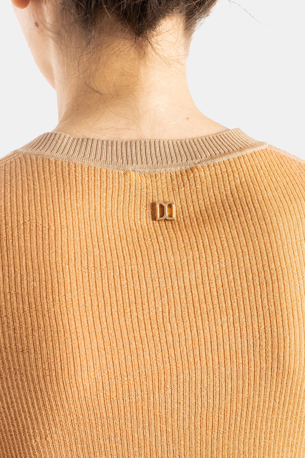 Chloé top maille côtelée camel détail logo métal doré centré dans le dos col bord-côte