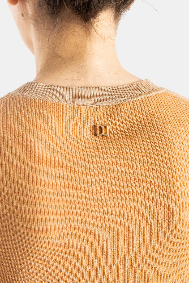 Chloé top maille côtelée camel détail logo métal doré centré dans le dos col bord-côte