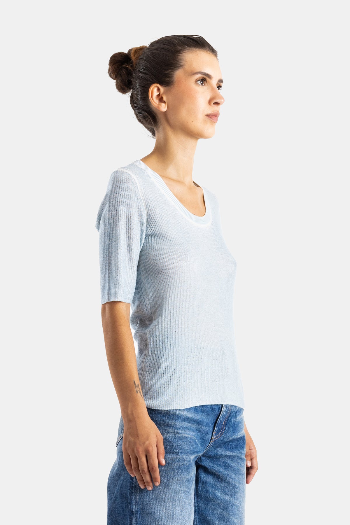 Chloé top tricot côtelé bleu ciel vue de profil, coupe ajustée portée avec jean large