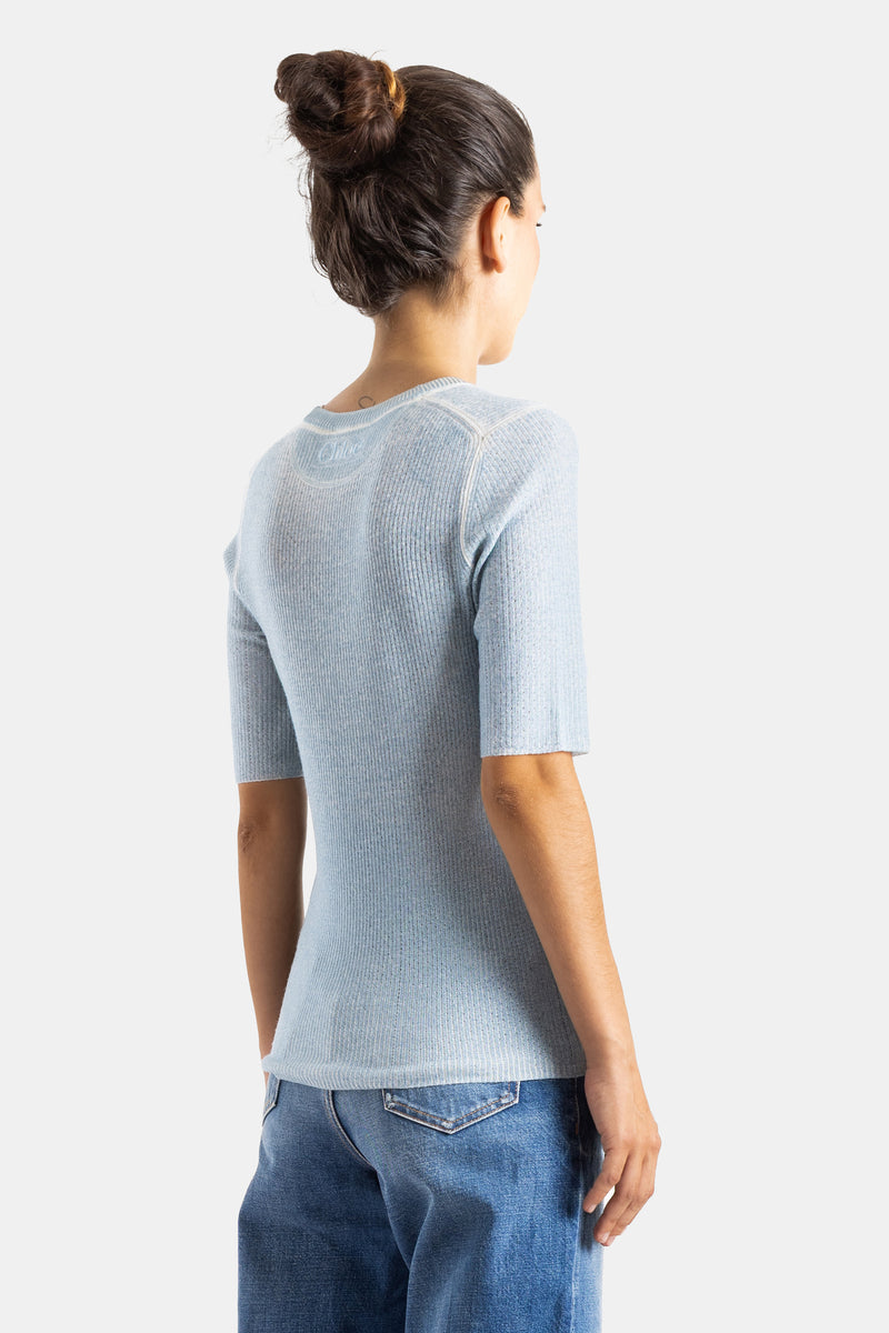 Chloé top côtelé bleu ciel dos, broderie logo nuque, matière semi-transparente légère et structurée