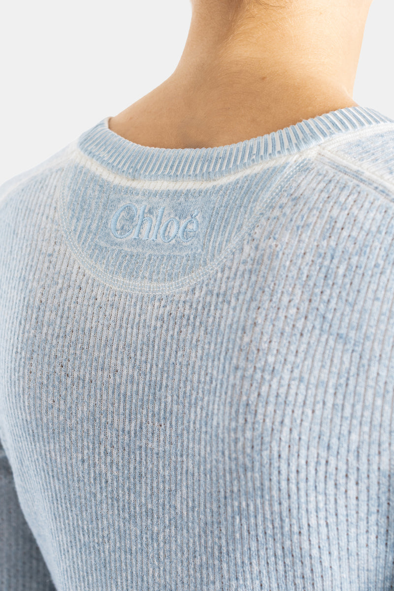 Chloé top côtelé bleu ciel, gros plan broderie logo ton sur ton sur encolure ras-du-cou côtelée