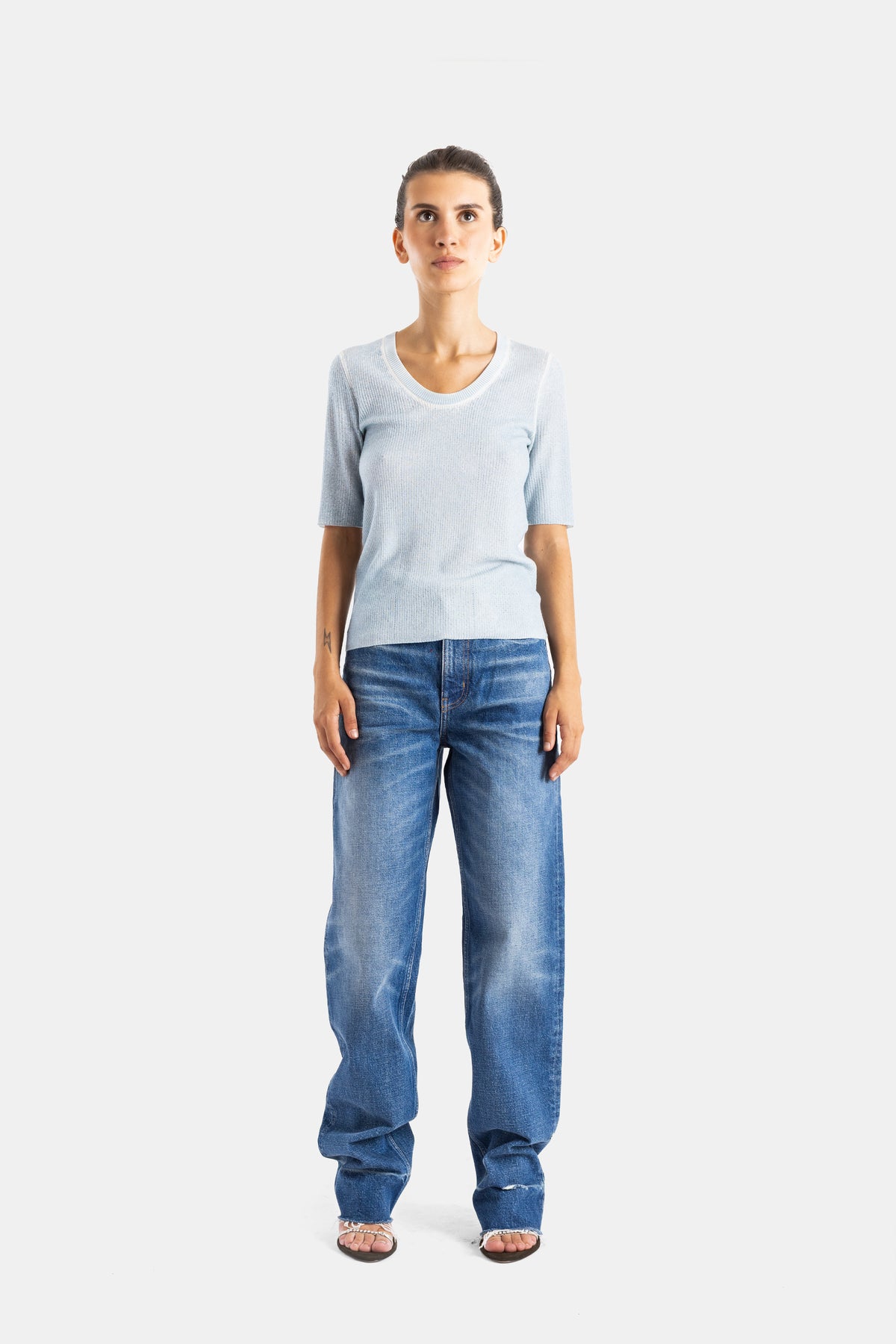 Chloé top maille fine bleu ciel porté avec jean boyfriend délavé et sandales argentées, look casual luxe