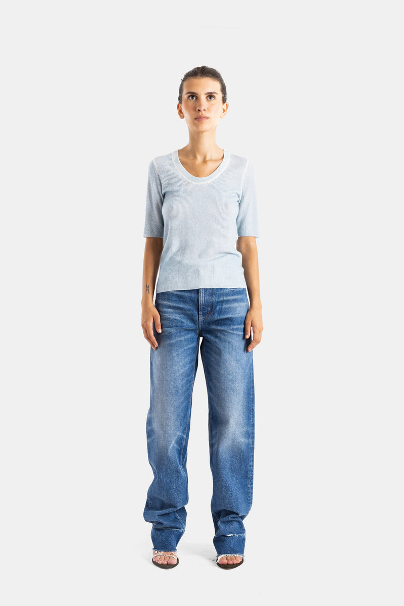 Chloé top maille fine bleu ciel porté avec jean boyfriend délavé et sandales argentées, look casual luxe